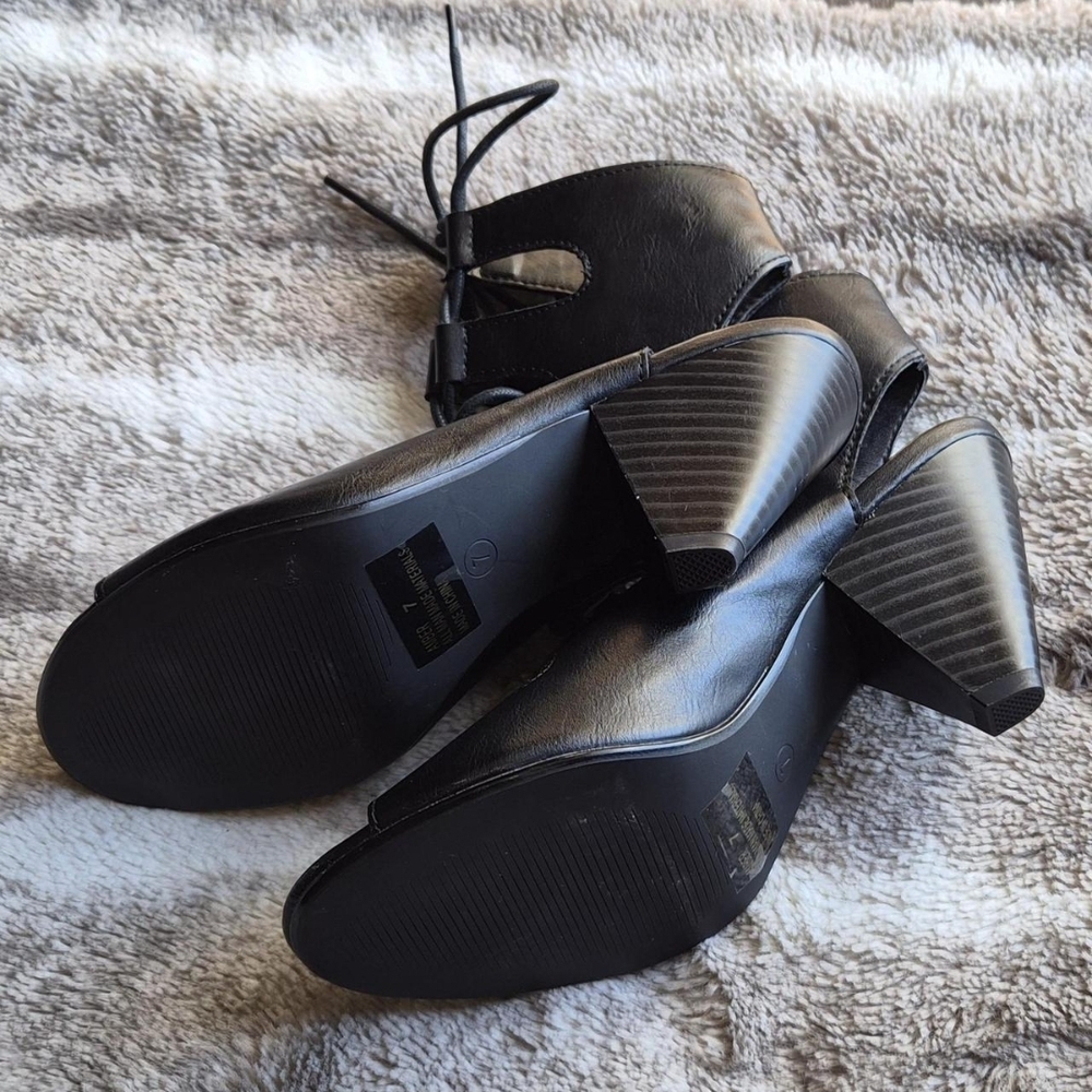 Elegant Black Lace-Up Heels - Picture 3 of 4